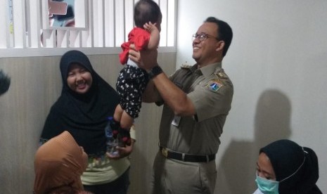 Gubernur DKI Jakarta Anies Rasyid Baswedan menginspeksi pelayanan kesehatan saat Lebaran di Puskesmas Kecamatan Kalideres, Jakarta Barat, Senin (3/6).