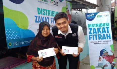 Global Zakat - ACT Lampung salurkan zakat fitrah kepada 200 orang fakir miskin di pesisir Teluk Lampung, Senin (3/6). 