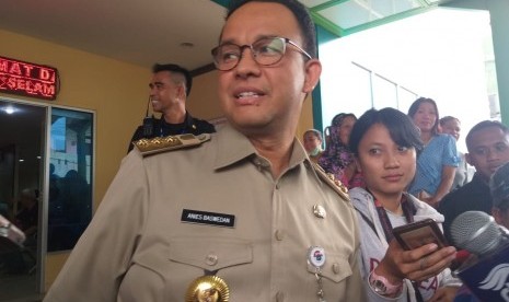 Gubernur DKI Jakarta Anies Rasyid Baswedan menginspeksi pelayanan kesehatan saat Lebaran di Puskesmas Kecamatan Kalideres, Jakarta Barat, Senin (3/6). 