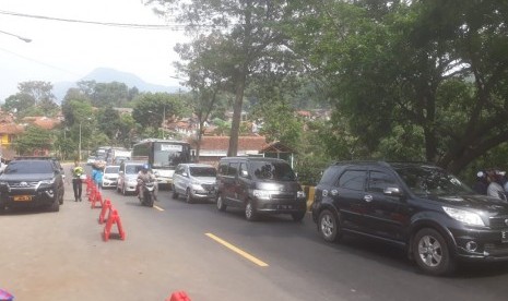 Arus lalu lintas mudik kendaraan roda dua dan empat di Cileunyi hingga Cikaledong, Nagreg terpantau ramai lancar pada H-2 jelang Lebaran 1440 hijriah, Senin (3/6). Sempat terjadi kepadatan kendaraan di jalur Cikaledong menuju Limbangan Garut namun cepat terurai dan tidak menyebabkan kemacetan parah. 