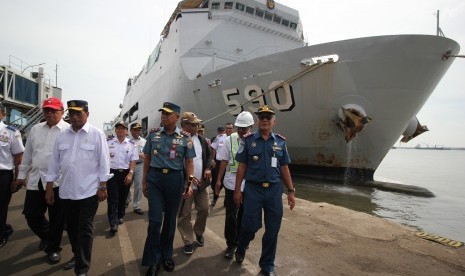 Menteri Perhubungan Budi Karya Sumadi (kedua kiri) berbincang dengan Panglima Komando Armada (Pangkoarmada) II Laksamana Muda TNI Mintoro Yulianto (kedua kanan) saat meninjau Pelabuhan Tanjung Perak di Surabaya, Jawa Timur, Senin (3/6/2019). 