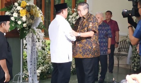 Calon presiden (capres) Prabowo Subianto tiba di kediaman Presiden ke-6 Susilo Bambang Yudhoyono (SBY) di Puri Cikeas, Bogor, Jawa Barat. Kedatangan Prabowo disambut oleh SBY dan Hatta Rajasa. 