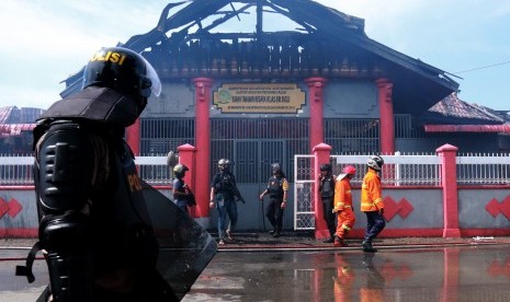 Anggota Polisi berjaga di depan Rumah Tahanan (Rutan) Klas II B Sigli usai terjadinya kerusuhan di Aceh, Senin (3/6/2019). 