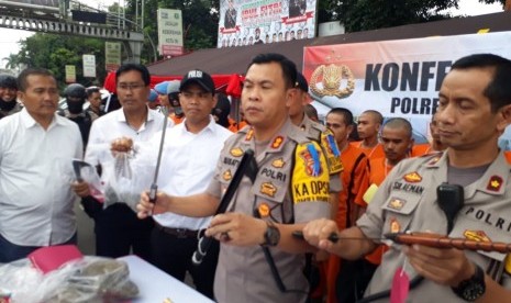 Polres Sukabumi Kota menangkap 13 orang pelaku kekerasan jalanan dan dipamerkan kepada warga di Jalan Perintis Kemerdekaan Sukabumi Senin (3/6).