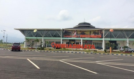 Aktivitas penumpang di Bandara Wiriadinata Tasikmalaya, Senin (3/6).