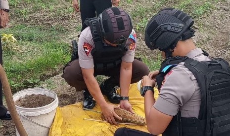 Sebuah mortir ditemukan di areal bekas persawahan milik warga, di Kampung Lewo Babakan, Kelurahan Linggajaya, Kecamatan Mangkubumi, Kota Tasikmalaya, Senin (3/6). 