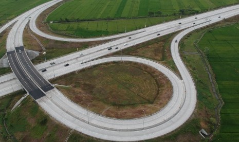 Kendaraan pemudik melintas di jalan Tol Trans Jawa ruas Ngawi-Kertosono di Kabupaten Madiun, Jawa Timur, Senin (3/6/2019). 