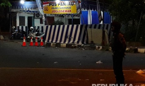 Seorang anggota kepolisian menjaga lokasi kejadian ledakan di Pos Pantau Arus Mudik Joglosemar, Kartasura, Sukoharjo, Jawa Tengah, Selasa (4/6/2019). 