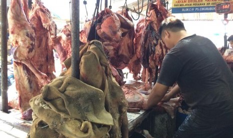 Pedagang daging ayam dan daging sapi di Pasar Cikurubuk Kota Tasikmalaya, Selasa (4/6). 