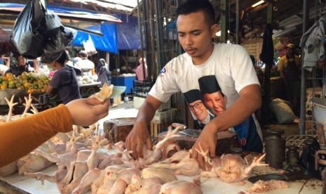 Pedagang daging ayam dan daging sapi di Pasar Cikurubuk Kota Tasikmalaya, Selasa (4/6). 