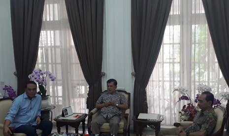 Wakil Presiden Jusuf Kalla saat diwawancarai wartawan di rumah dinas Wapres di Jalan Diponegoro, Menteng, Jakarta, Selasa (4/6)