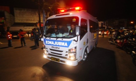 Mobil ambulan milik kepolisian tiba di lokasi kejadian ledakan di Pospam Kartasura, Sukoharjo, Jawa Tengah, Selasa (4/6/2019).