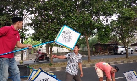 Warga Kecamatan Sekarbela, Kota Mataram, sedang mempersiapkan pawai takbiran pada Rabu (5/6) di Jalan Lingkar Selatan, Mataram, NTB.