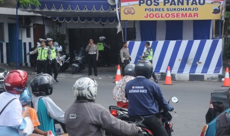 Sejumlah anggota Satuan Lalu Lintas Polres Sukoharjo berjaga di Pospam Mudik Tugu Kartasura, Sukoharjo, Jawa Tengah, Selasa (4/6/2019). 