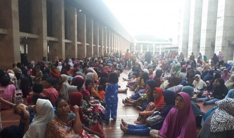 Ribuan jamaah Masjid Istiqlal bersiap buka puasa bersama terakhir pada Ramadhan tahun ini, Selasa, (4/6).