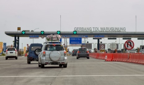 Kendaraan pemudik dari Surabaya masih terpantau masuk melalui Gerbang Tol (GT) Waru Gunung, Surabaya, Jawa Timur, pada H-1 Lebaran, Selasa (4/6) sore. Hingga H-1 Lebaran arus lalu lintas dari arah Surabaya di ruas tol Surabaya- Mojokerto (Sumo) terpantau masih ramai lancar.