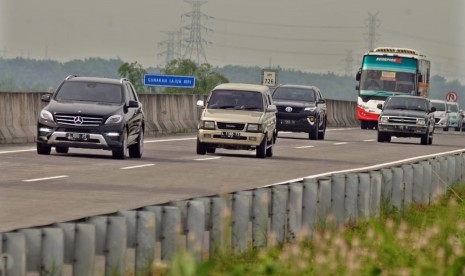 Arus lalu lintas pemudik dari arah surabaya masih mendominasi di ruas tol Surabaya- Mojokerto (Tol Sumo) di KM 726 B, hingga H-1 Lebaran, Selasa (4/6).