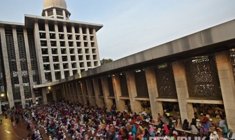 Sejumlah mustahik (warga penerima zakat) menunggu giliran pembagian beras zakat fitrah di Masjid Istiqlal, Jakarta, Selasa (4/6/2019).