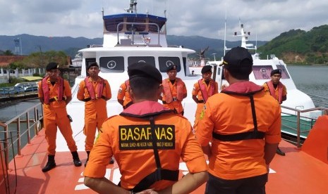 Kantor Pencarian dan Pertolongan (Basarnas) Mataram menyiagakan kapal dan perahu karet bermesin di Pelabuhan Lembar, Kabupaten Lombok Barat, Nusa Tenggara Barat (NTB) selama arus mudik dan balik. 