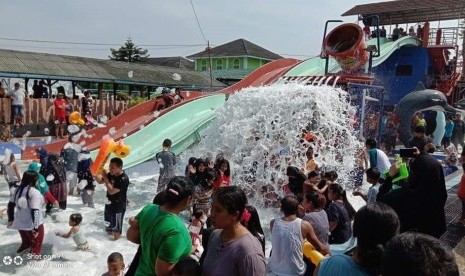 Libur lebaran, ribuan pengunjung memadati objek wisata Kolam Renang JTA Bojong, Kabupaten Purwakarta.