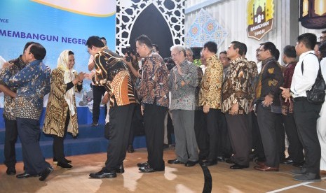 Menteri BUMN Rini Soemarno (ketiga kiri) berjabat tangan dengan jajaran petinggi BUMN saat acara halalbihalal di Kementerian BUMN, Jakarta, Senin (10/6/2019).