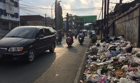 Penumpukan sampah di pinggir Jalan RE Martadinata, Kecamatan Indihiang, Kota Tasikmalaya, Senin (10/6).