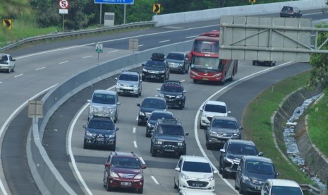 [Ilustrasi] Kendaraan arus mudik terlihat melintas di KM 421B ruas tol Semarang- Solo, di wilayah Banyumanik, Kota Semarang, pada H+5 Idul Fitri 1440 Hijriyah, Senin (10/6). Volume kendaraan arus balik di ruas tol ini berangsur- angsur menurun, kendati akumulasinya masih di atas rata- rata pergerakan lalu lintas normal.