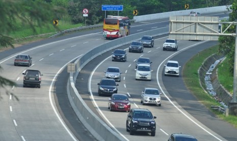 Kendaraan arus mudik terlihat melintas di KM 421B ruas tol Semarang- Solo, di wilayah Banyumanik, Kota Semarang, pada H+5 Idul Fitri 1440 Hijriyah, Senin (10/6). Volume kendaraan arus balik di ruas tol ini berangsur- angsur menurun, kendati akumulasinya masih di atas rata- rata pergerakan lalu lintas normal.