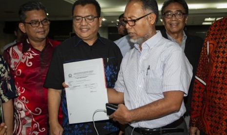 Ketua Tim Hukum Prabowo-Sandi, Bambang Widjojanto (kedua kanan) menunjukkan berkas tanda terima pengajuan perbaikan permohonan sengketa hasil Pilpres 2019 di gedung MK, Jakarta, Senin (10/6/2019).