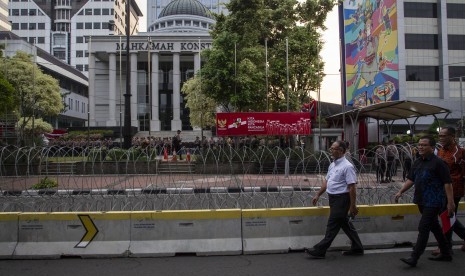 Ketua Tim Hukum Prabowo-Sandi, Bambang Widjojanto (ketiga kanan) seusai mengajukan perbaikan permohonan sengketa hasil Pilpres 2019 di gedung MK, Jakarta, Senin (10/6/2019).