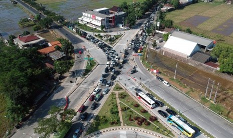 Foto udara kendaraan arus balik di Jalur Pantura, Kendal, Jawa Tengah, Senin (10/6/2019). 