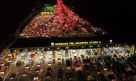 Kendaraan pemudik terjebak macet di Gerbang Tol Cikampek Utama, Jawa Barat, Minggu (9/6/2019).