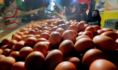 Pedagang melayani pembeli di kios telur di Pasar Agung, Kota Depok, Jawa Barat.