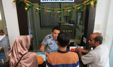 Imigrasi Meulaboh Tetap Layani Paspor untuk Jamaah Umroh Petugas imigrasi memeriksa kelengkapan berkas pemohon pembuatan paspor di Kantor Imigrasi Kelas II Meulaboh, Aceh Barat, Aceh.