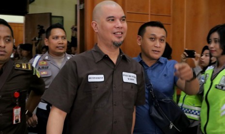 Terdakwa kasus dugaan pencemaran nama baik Ahmad Dhani Prasetyo (tengah) bersiap mengikuti sidang di Pengadilan Negeri Surabaya, Jawa Timur, Selasa (11/6/2019).