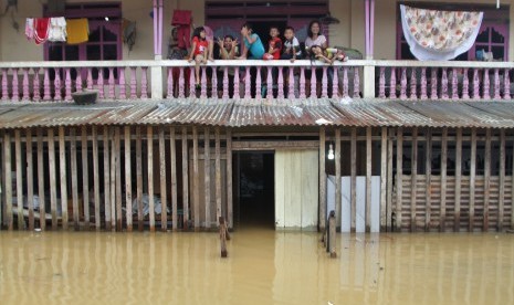 Rumah warga terendam banjir bandang di Desa Sampara, Konawe, Sulawesi Tenggara, Selasa (11/6/2019).