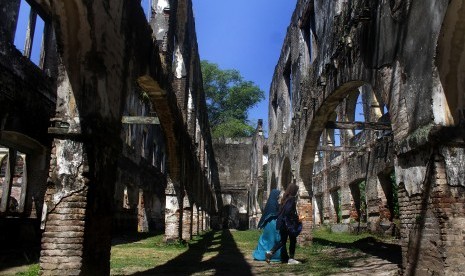 Wisatawan menghabiskan waktu libur Lebaran dengan berekreasi di Benteng Van Den Bosch, Ngawi, Jawa Timur, Selasa (11/6/2019).