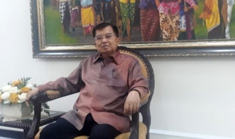 Wakil Presiden Jusuf Kalla saat diwawancarai wartawan di Kantor Wakil Presiden, Jakarta, Selasa (11/6).