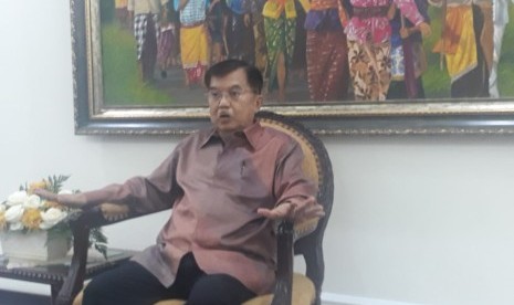 Wakil Presiden Jusuf Kalla saat diwawancarai wartawan di Kantor Wakil Presiden, Jakarta, Selasa (11/6).