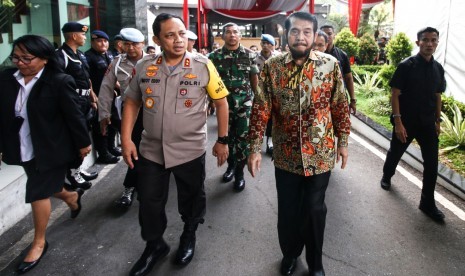 Ketua Makhamah Konstitusi Anwar Usman (kanan) didampingi Kapolda Metro Jaya Irjen Pol Gatot Eddy Pramono (kiri), dan Pangdam Jaya Mayjen TNI Eko Margiyono (tengah) memantau pengamanan di Gedung Mahkamah Konstitusi, Jakarta, Selasa (11/6/2019). 