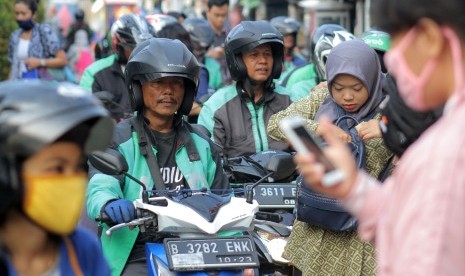 Sejumlah pengemudi ojek daring (online) menunggu penumpang di depan Stasiun Pondok Cina, Kota Depok, Jawa Barat, Selasa (11/6/2019).