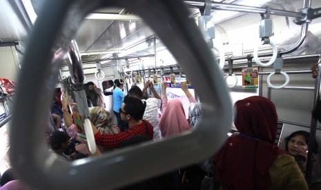 Suasana penumpang didalam gerbong KRL jurusan Bogor-Jakarta Kota, Jakarta.