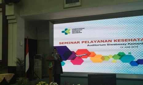 Menteri Kesehatan Republik Indonesia Nila Moeloek menyampaikan sambutan dalam Seminar Pelayanan Kesehatan Penerbangan Haji di Gedung Sujudi, Jakarta. Rabu (12/6).