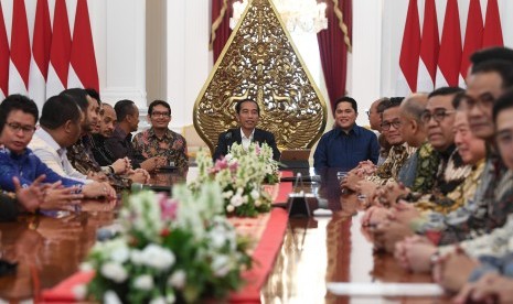 Presiden Joko Widodo (tengah) menerima Ketua Kamar Dagang dan Industri (KADIN) Indonesia Rosan Roeslani (keenam kanan) beserta pengurus dan Ketua Himpunan Pengusaha Muda Indonesia (HIPMI) Bahlil Lahadalia serta pengurus di Istana Merdeka, Jakarta, Rabu (12/6/2019).