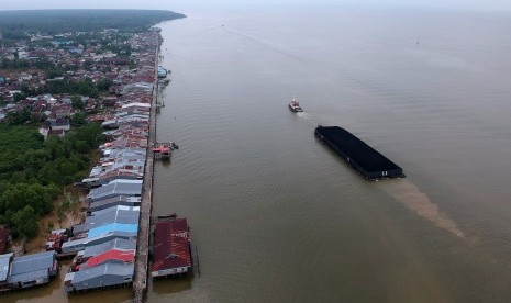 Kapal tongkang yang membawa muatan batu bara melintas di perairan Kampung Laut, Kuala Jambi, Tanjungjabung Timur, Jambi, Rabu (12/6/2019).