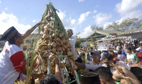 Tadisi arga berebut gunungan ketupat dalam perayaan Lebaran Ketupat di Durenan, Trenggalek, Jawa Timur, Rabu (12/6/2019). Pada suasana Lockdown Corona ini tardisi ini hilang.