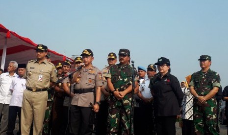 Kapolri Jenderal Tito Karnavian (kedua dari kiri) saat Apel Konsolidasi Operasi Ketupat Jaya 2019 dan kesiapan pemgamanan sidang PHPU di MK, di Silang Monas, Jakarta Pusat, Kamis (13/6).