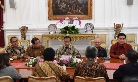 Presiden Joko Widodo (tengah) didampingi Seskab Pramono Anung (kedua kiri) dan Koordinator Staf Khusus Presiden Teten Masduki (kedua kanan) menerima pengurus Asosiasi Pengusaha Indonesia (Apindo) di Istana Merdeka Jakarta, Kamis (13/6/2019). 