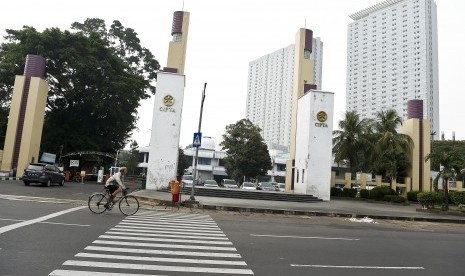 Seorang pria mengayuh sepedanya melintas di Jalan Cikini Raya, Jakarta, Kamis (13/6/2019).