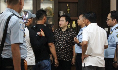 Pemilik rumah yang diduga menjadi perantara kawin kontrak Agus (keempat kanan) diinterogasi oleh petugas berwenang saat penggerebekan Warga Negara Asing (WNA) di Komplek Surya Purnama, Pontianak, Kalimantan Barat, Rabu (12/6/2019).